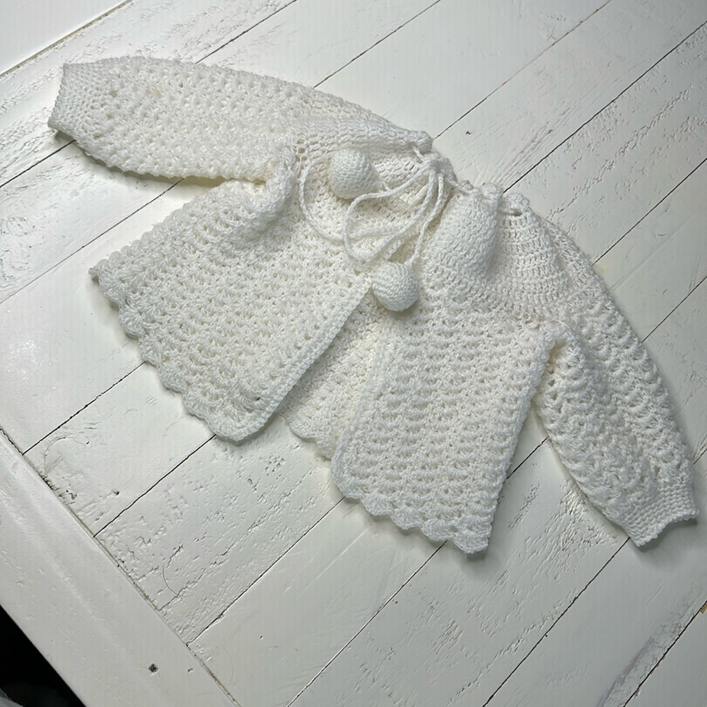 🎀Newborn hand, crocheted vintage sweater white girl or boy